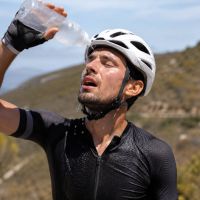 ¿Estás perdiendo demasiados líquidos al pedalear? Las señales que muchos ciclistas pasan por alto