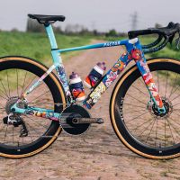 Factor convierte la París-Roubaix en un lienzo con la nueva MONZA VEXX Edition