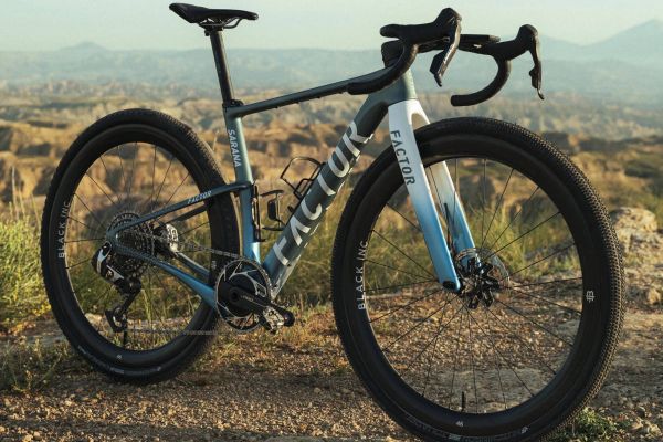 Factor Sarana: una nueva gravel de ultra distancia que llega con paso de rueda de 57 mm y opción de suspensión