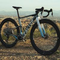 Factor Sarana: una nueva gravel de ultra distancia que llega con paso de rueda de 57 mm y opción de suspensión