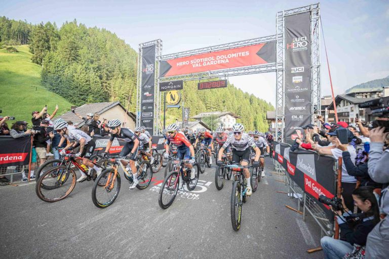 David Valero y Anna Weinbeer llegan líderes a una HERO Südtirol Dolomites que puede mover la Copa del Mundo de XCM