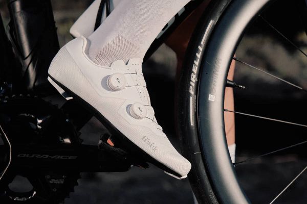 Fizik Lyra: la nueva zapatilla de carretera que se adapta a una forma de pedalear menos agresiva