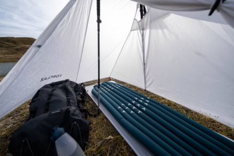 Decathlon tiene uno de los aislantes más interesantes para viajar en bicicleta sin cargar peso extra 