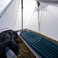 Decathlon tiene uno de los aislantes más interesantes para viajar en bicicleta sin cargar peso extra 