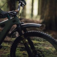 FOX presenta un guardabarros anclado a la corona para su horquilla invertida Podium