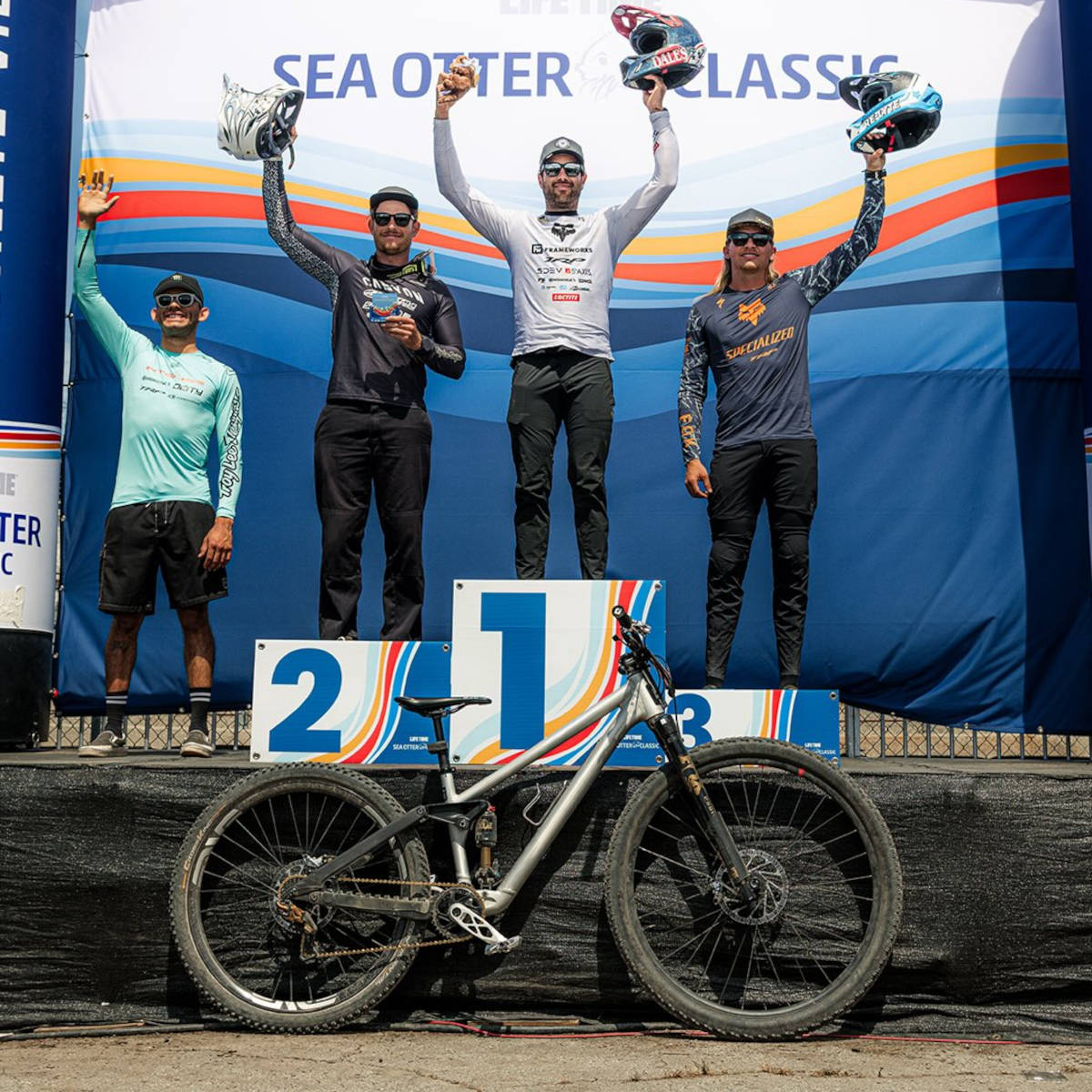 Neko Mullaly en el podio del Sea Otter DH. Imagen: Liam McMahon