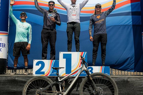 La revolución silenciosa del 'mega mullet': Neko Mullaly gana el Sea Otter DH con una inédita Frameworks de 32 pulgadas