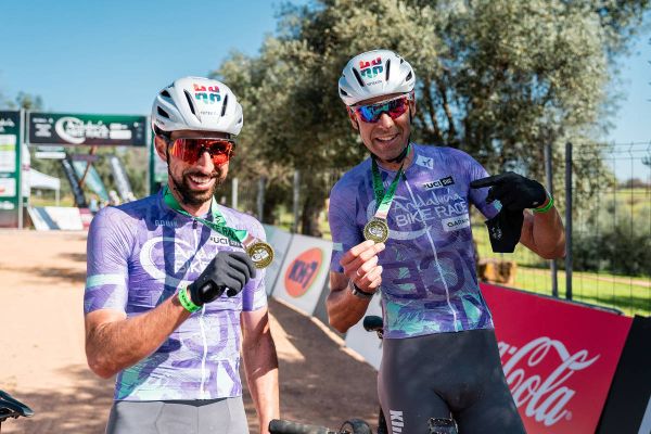 Valero y Stutzmann conquistan la Andalucía Bike Race 2026 mientras Fischer y Peretti arrasan en las féminas
