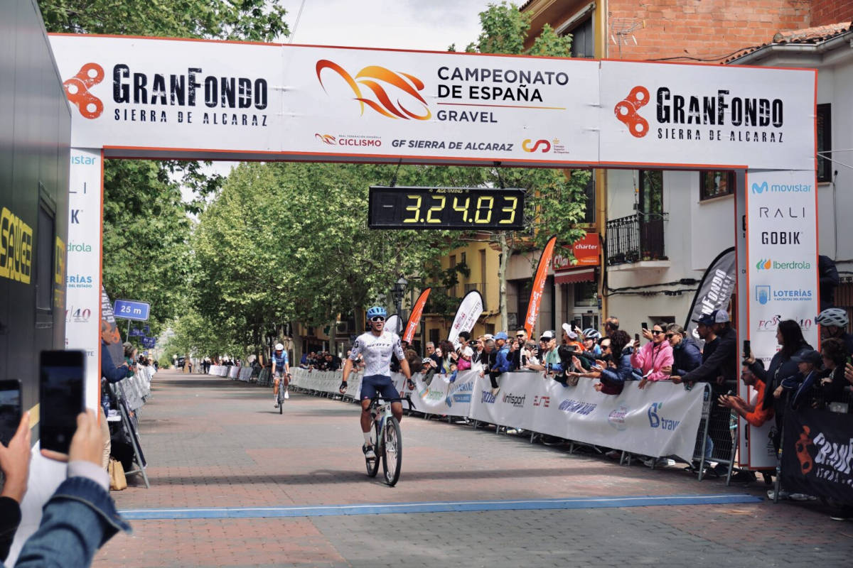 Natalia Fischer y Alberto Barroso mandan en Alcaraz y estrenan el maillot de campeones de España de Gravel