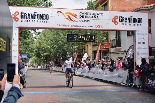 Natalia Fischer y Alberto Barroso mandan en Alcaraz y estrenan el maillot de campeones de España de Gravel