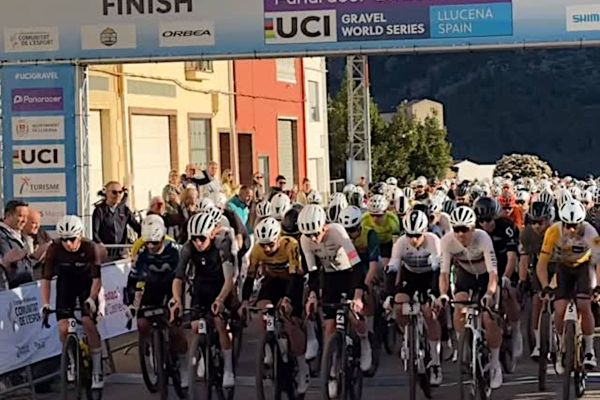 Romain Bardet y Sofía Gómez se imponen en la Castellón Gravel Race Orbea y refuerzan su camino hacia el Mundial