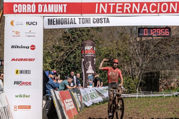 Jofre Cullell y Tereza Tvaružková imponen su ritmo en la Copa Catalana Internacional MTB de Corró d'Amunt