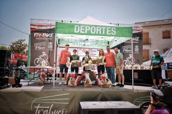 Lucía González y Alejandro Ropero mandan en la Entre Sierras Gravel Race de Villanueva del Trabuco