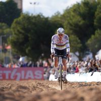 Victoria de Van der Poel y Lucinda Brand en Benidorm con Felipe Orts en un podio histórico de la Copa del Mundo de Ciclocross