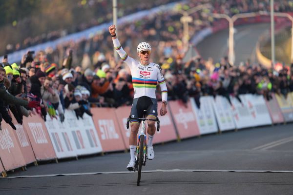 Dominio absoluto de Van der Poel en Hoogerheide y nuevo récord histórico en la Copa del Mundo de Ciclocross