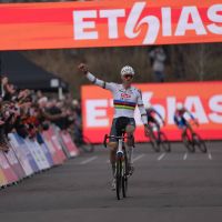Van der Poel sobrevive al caos y se impone en la Copa del Mundo de Ciclocross de Maasmechelen