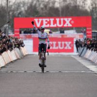 Mathieu van der Poel impone su ley en Zonhoven y asalta el liderato de la Copa del Mundo de Ciclocross