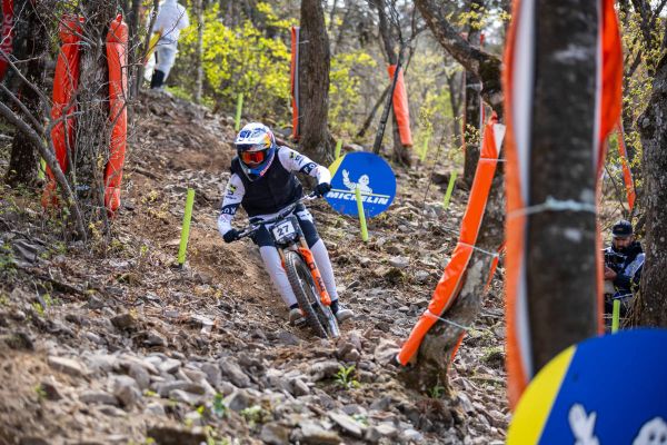 Asa Vermette y Vali Höll abren la Copa del Mundo de Descenso con una victoria de peso en Corea del Sur
