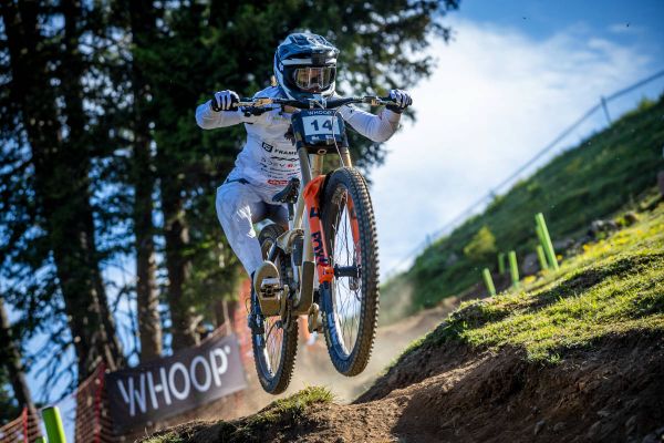 Finn Iles resiste la presión y conquista Lenzerheide mientras Anna Newkirk logra su primera victoria en la Copa del Mundo