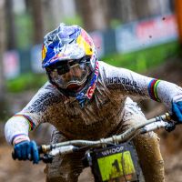 Finn Iles y Vali Höll sobreviven al caos de Leogang y ganan una final de Descenso al límite