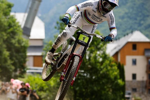 Luca Shaw conquista su primera Copa del Mundo de Descenso en una jornada marcada por las caídas en Loudenvielle