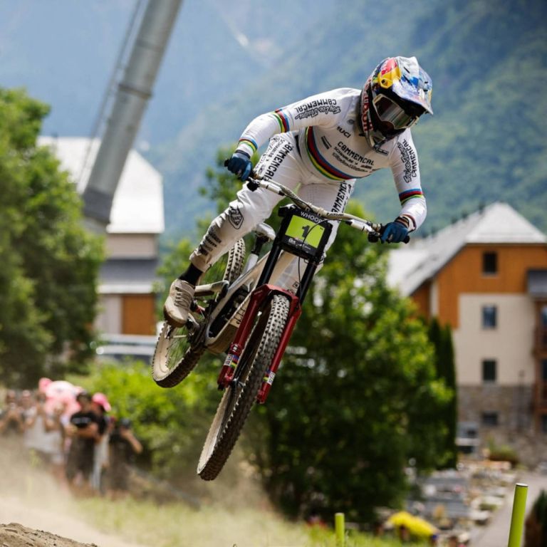 Luca Shaw conquista su primera Copa del Mundo de Descenso en una jornada marcada por las caídas en Loudenvielle