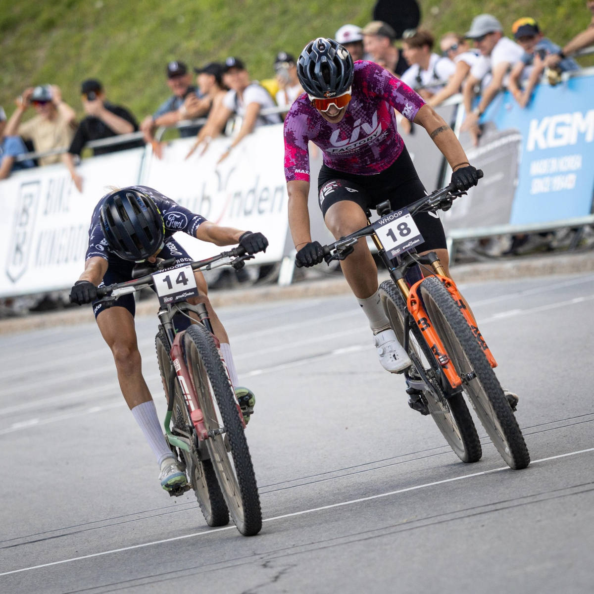 Savilia Blunk y Ronja Blöchlinger en el sprint final. Imagen: WHOOP UCI Mountain Bike World Series