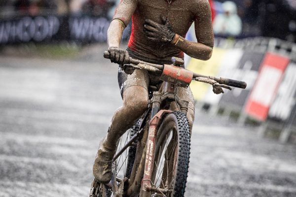 Leogang convierte el Short Track en una batalla de supervivencia: victoria de Sina Frei y Simon Andreassen bajo la lluvia
