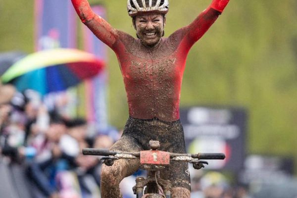 Sina Frei y Dario Lillo abren la Copa del Mundo de XCO 2026 con dos victorias de autoridad en el barro de Corea del Sur