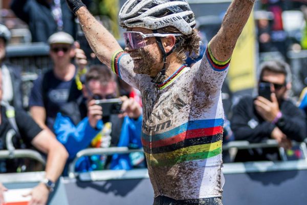 Jenny Rissveds arrasa en Leogang y Adrien Boichis logra su primera victoria élite en la Copa del Mundo de XCO