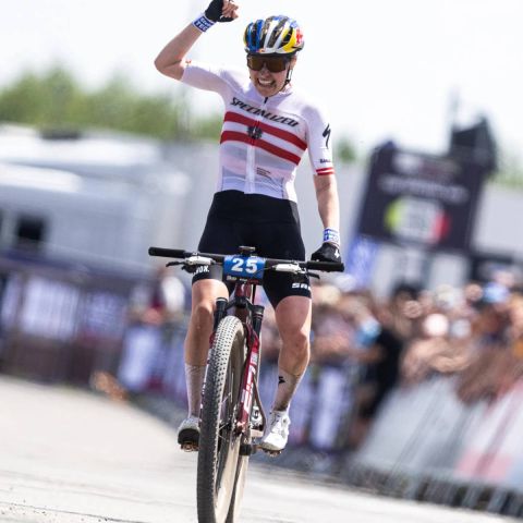 Tom Pidcock y Laura Stigger incendian Nové Město con dos exhibiciones muy distintas en la Copa del Mundo de XCO