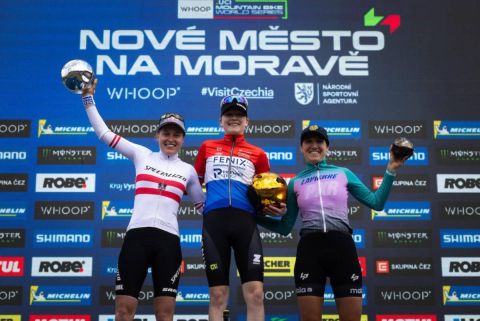 Puck Pieterse y Mathis Azzaro mandan en el Short Track de Nové Město antes del gran duelo de XCO