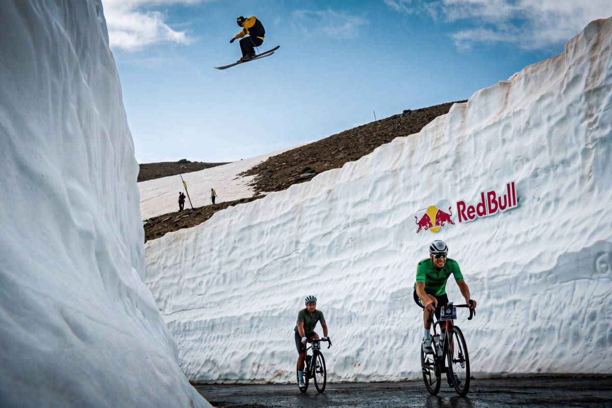 Participantes de la Subida Cicloturista al Veleta. Imagen: TerraIncognita Sport