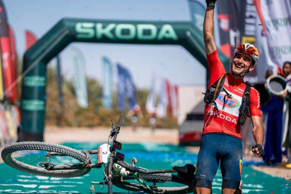 Luis Ángel Maté y Tessa Kortekaas agrandan su leyenda en la Titan Desert Morocco 2026