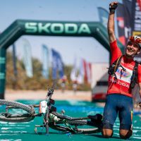 Luis Ángel Maté y Tessa Kortekaas agrandan su leyenda en la Titan Desert Morocco 2026