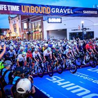 La Unbound Gravel 200 se decide entre barro, averías y un gesto que cambió la carrera