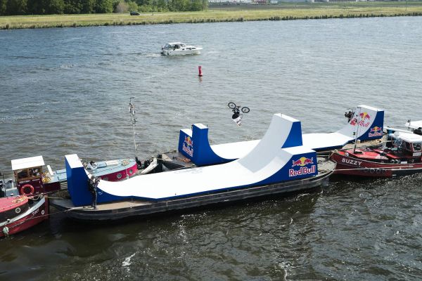 George Ntavoutian lleva el BMX al agua con un salto imposible entre dos barcos en movimiento
