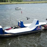 George Ntavoutian lleva el BMX al agua con un salto imposible entre dos barcos en movimiento