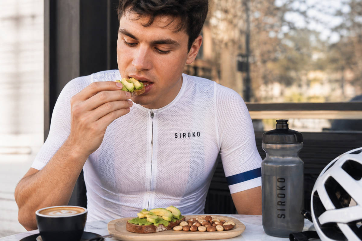 Ciclista comiendo grasas saludables. Imagen: TodoMountainBike