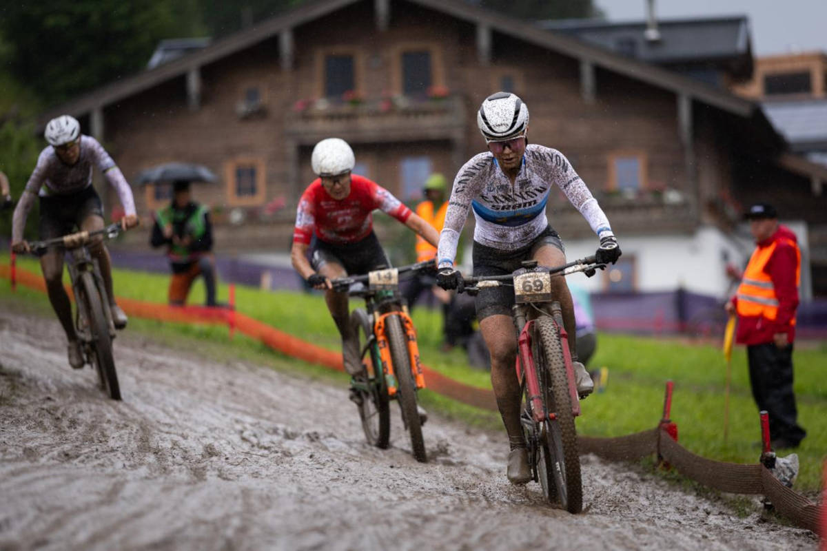 La lluvia convierte el Short Track de Leogang en una batalla épica de barro, caídas y supervivencia