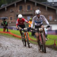 La lluvia convierte el Short Track de Leogang en una batalla épica de barro, caídas y supervivencia