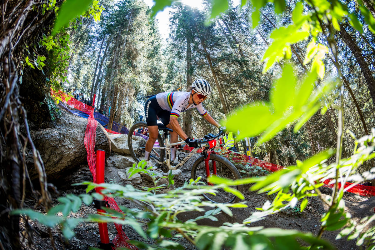 Jenny Rissveds y Luca Martin protagonizan dos carreras memorables en Lenzerheide