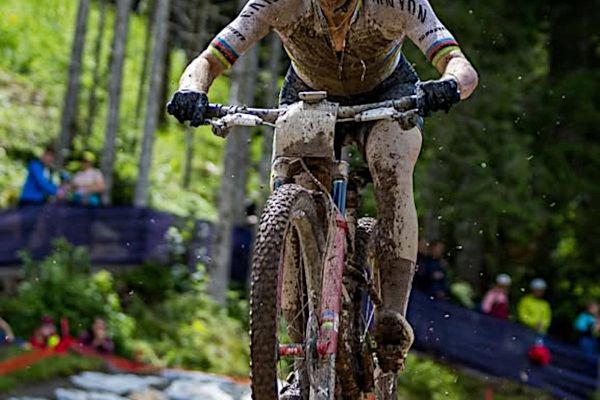 Los mejores momentos del XCO de Leogang: Rissveds arrasa y Boichis logra su primera victoria élite
