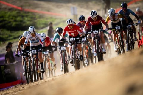 Sina Frei y Mathis Azzaro marcan el ritmo del XCC en Corea del Sur con finales al límite