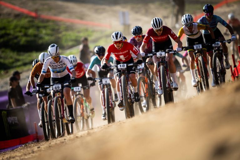 Sina Frei y Mathis Azzaro marcan el ritmo del XCC en Corea del Sur con finales al límite