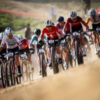 Sina Frei y Mathis Azzaro marcan el ritmo del XCC en Corea del Sur con finales al límite