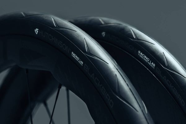 Hutchinson Blackbird de 32 y 34 mm: por qué un neumático más ancho puede ser más rápido que uno de 30 mm