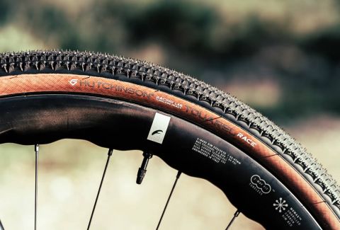 Hutchinson lleva el Gravel de competición a cubiertas de 50 mm con las nuevas Touareg Race y Caracal Race GS
