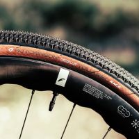 Hutchinson lleva el Gravel de competición a cubiertas de 50 mm con las nuevas Touareg Race y Caracal Race GS