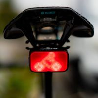 La luz trasera inteligente que muestra emojis, datos de pedaleo y señales de giro ya tiene precio en Amazon